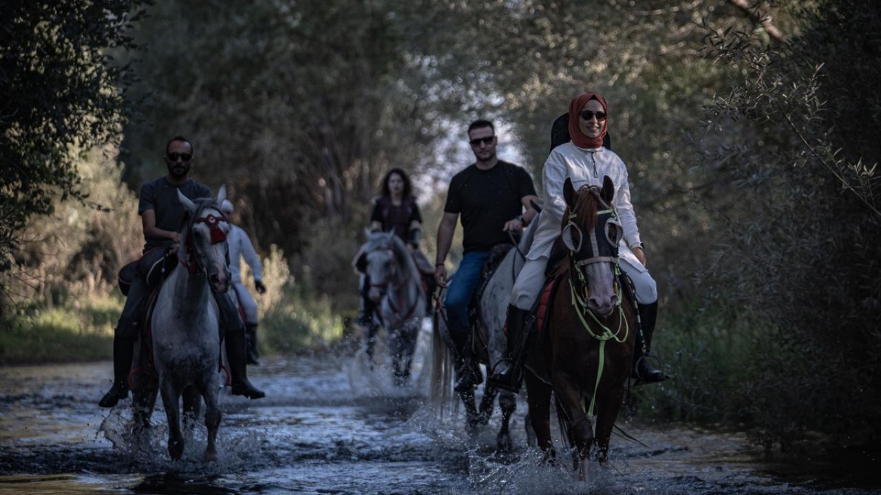 Erzurum'un doğasıyla bütünleşen atlı safari turları nefes aldırıyor