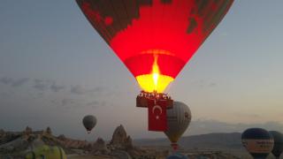 Sıcak hava balonları Türk bayraklarıyla uçtu