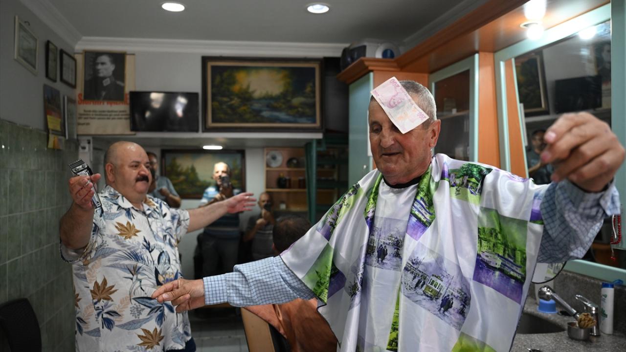 Müşterilerini oyun havası eşliğinde danslarıyla tıraş eden berber, pozitif enerjisiyle ilgi çekiyor