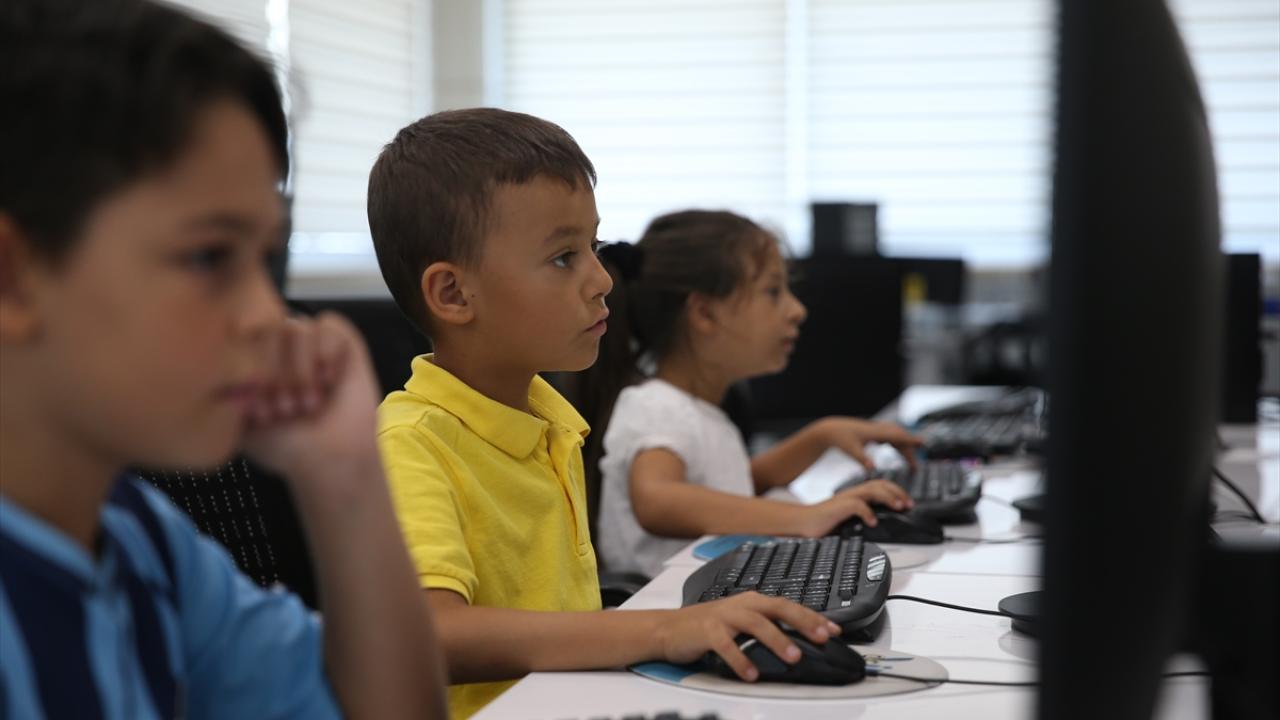 Hatay'daki bilişim ve teknoloji atölyesinden 3 bin 500 depremzede öğrenci yararlandı