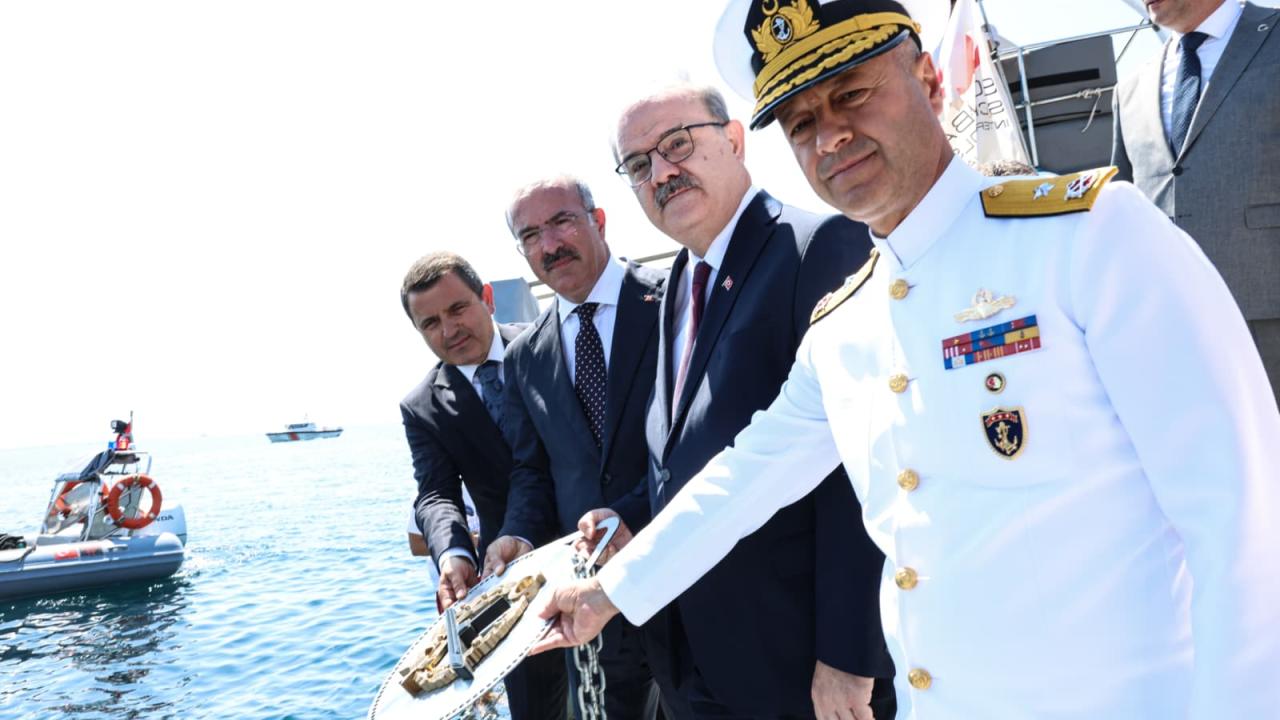 TCG Dumlupınar şehitleri Çanakkale Boğazı'nda saygı dalışı ile anıldı
