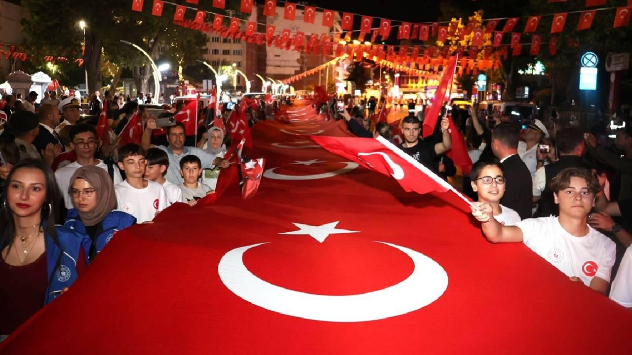 Afyonkarahisar'da Büyük Taarruz'un 103. yıl dönümü dolayısıyla fener alayı düzenlendi