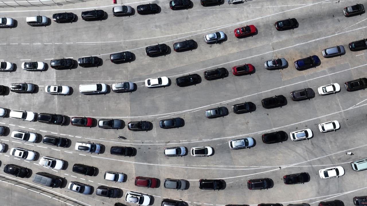 Avrupa'ya açılan sınır kapılarında gurbetçilerin dönüş hareketliliği sürüyor