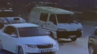 Düğün konvoyundaki çakarlı araçtan havaya ateş açtılar