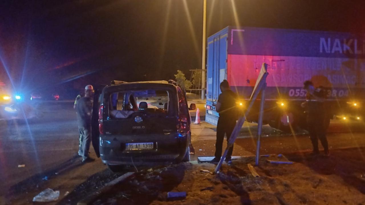 Manisa'da kamyonla hafif ticari araç çarpıştı: 1 ölü, 8 yaralı