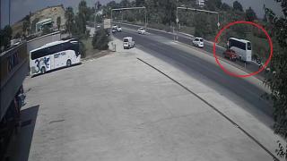 Araçlara çarpmamak için otomobilini şarampole sürdü