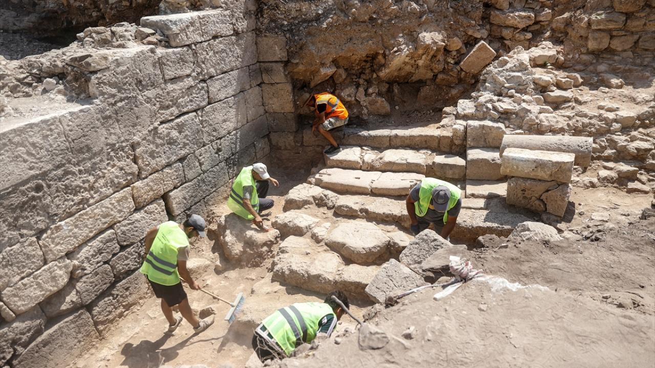 Mersin'de Kelenderis Antik Kenti'ndeki kalenin giriş kapısı ve merdiveni bulundu