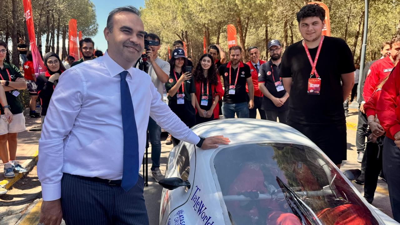 Sanayi ve Teknoloji Bakanı Kacır, Kocaeli'de Elektrikli Araç Yarışları'nı izledi