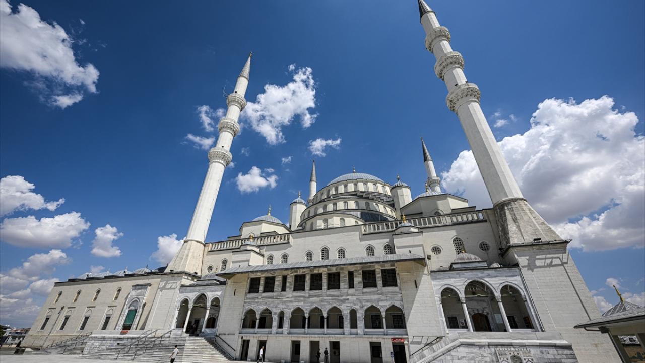 15 Temmuz'da ilk selanın okunduğu Kocatepe Camii, ibadete açılalı 38 yıl oldu