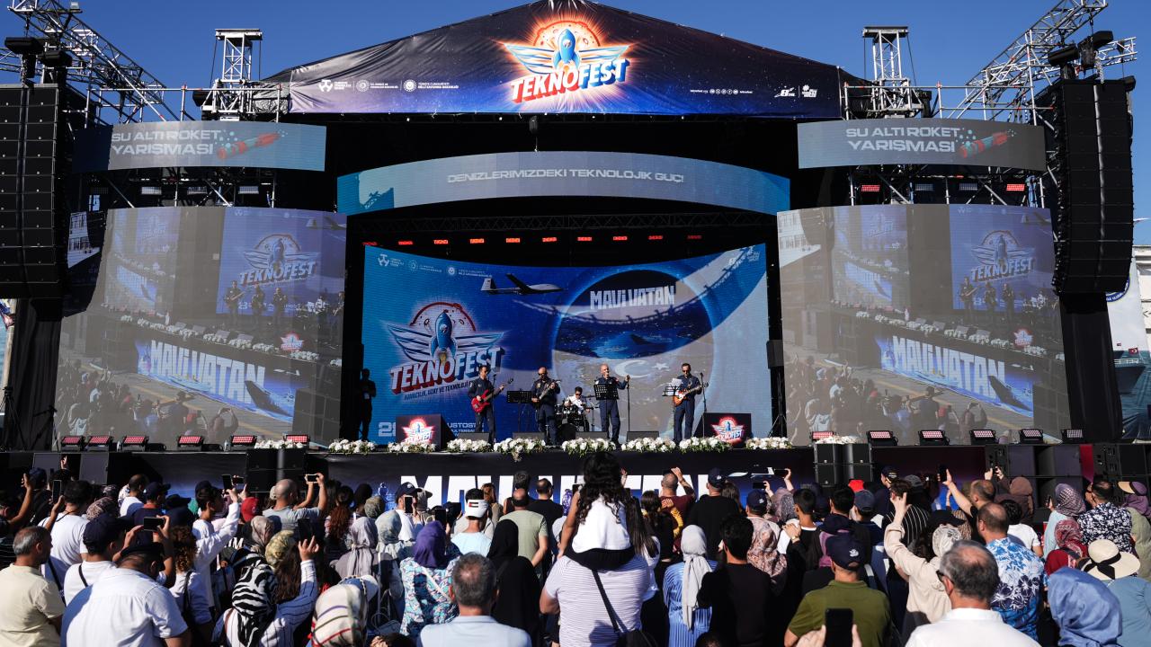 TEKNOFEST Mavi Vatan'da Yüksek İrtifa grubu konser verdi