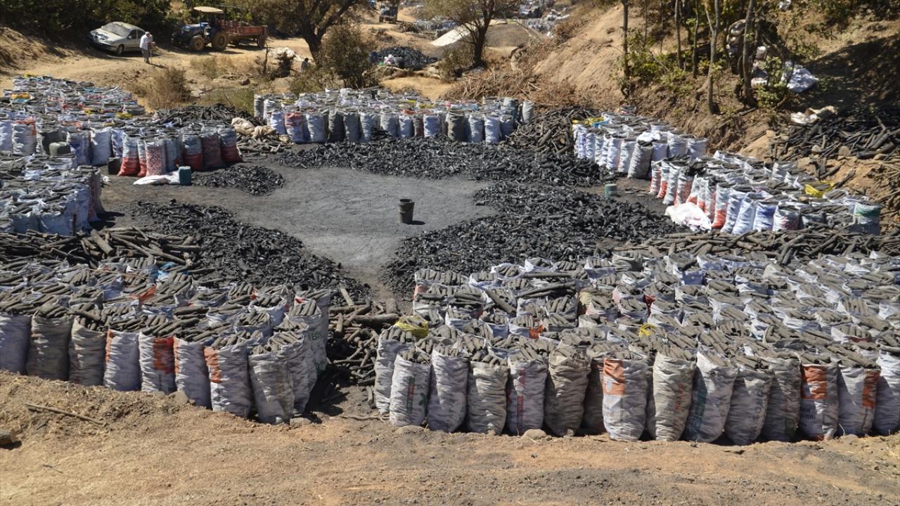Mangal kömürü üreticileri hem havanın hem de ateşin sıcaklığıyla mücadele ediyor