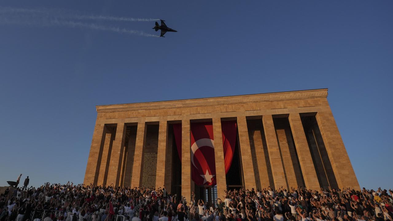 Zaferin 103. yıl dönümünde SOLOTÜRK'ten saygı uçuşu