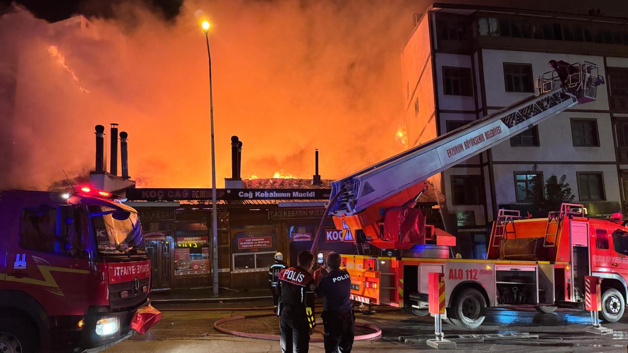 Erzurum'da restoranda çıkan yangın evlere ve otele sıçradı