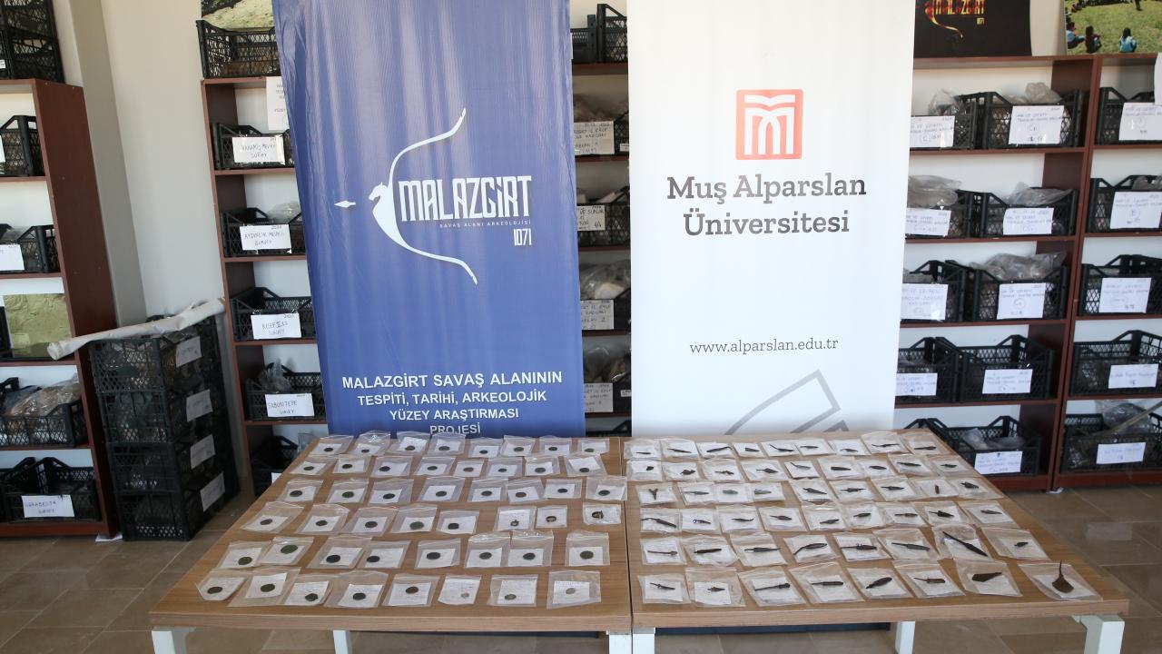 "Malazgirt"in izini süren uzmanlar 1000'in üzerinde metal savaş objesi buldu