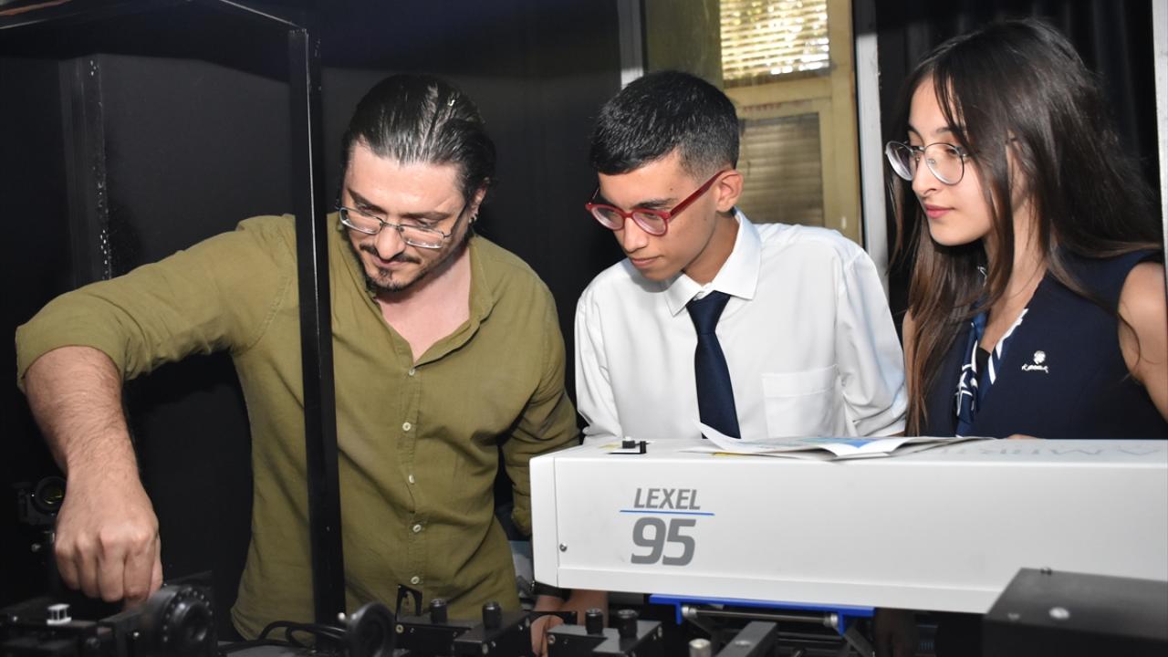 Lise öğrencileri, atom altı parçacığının görüntülenmesi projeleriyle NASA'dan davet aldı