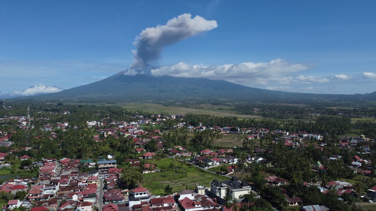 Endonezya'daki Marapi Yanardağı yeniden kül püskürttü
