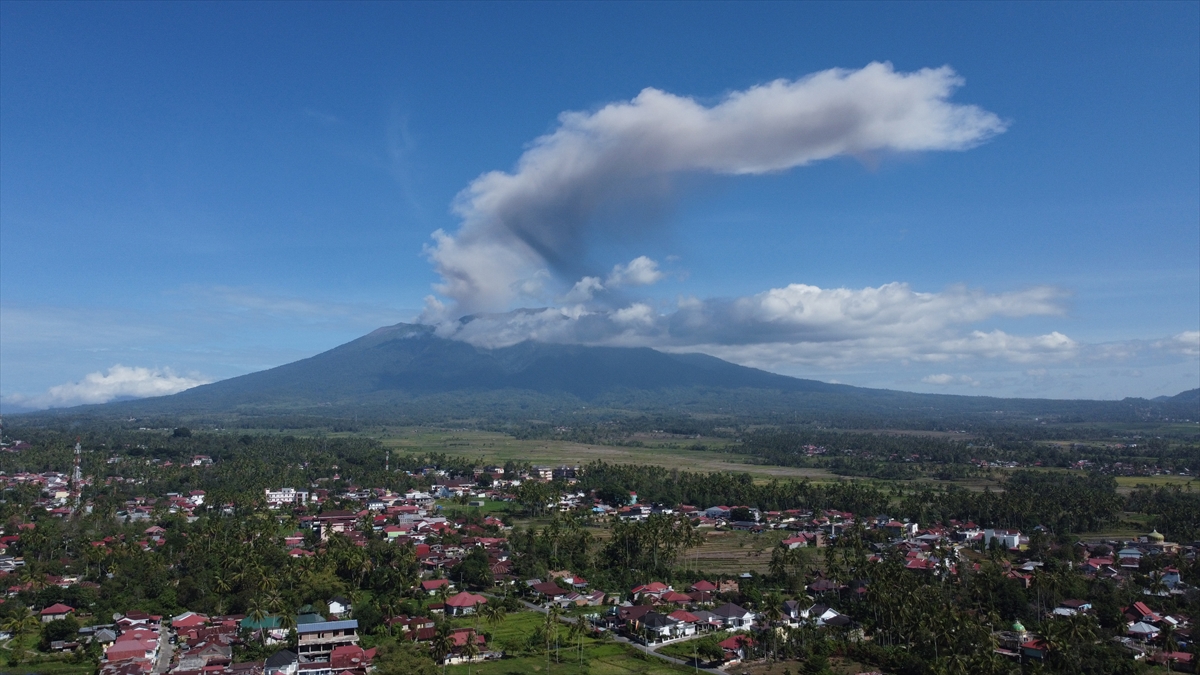 Endonezya'daki Marapi Yanardağı yeniden kül püskürttü