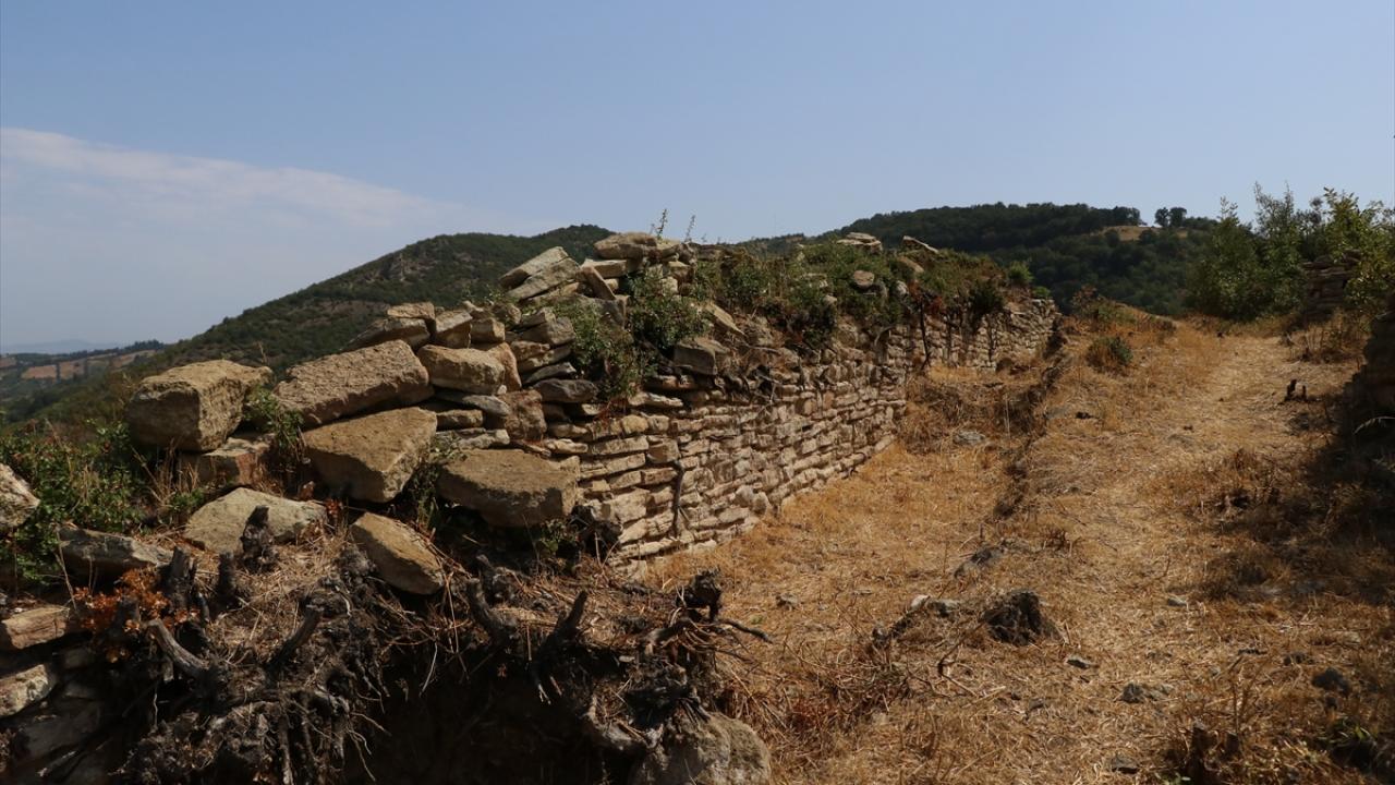 Tarihi Çobankale'deki kazılarda yaşam alanları gün yüzüne çıkarılıyor
