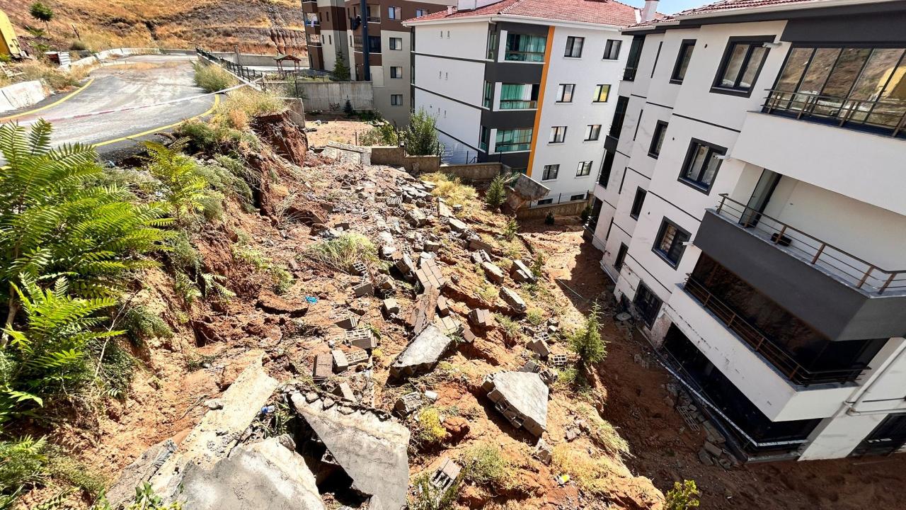 Gölbaşı`nda istinat duvarı yıkıldı