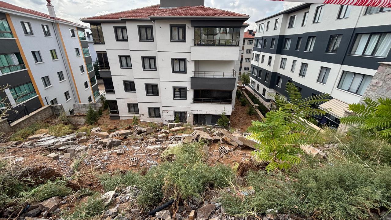 Ankara'yı sağanak vurdu: Dere taştı, araçlar mahsur kaldı