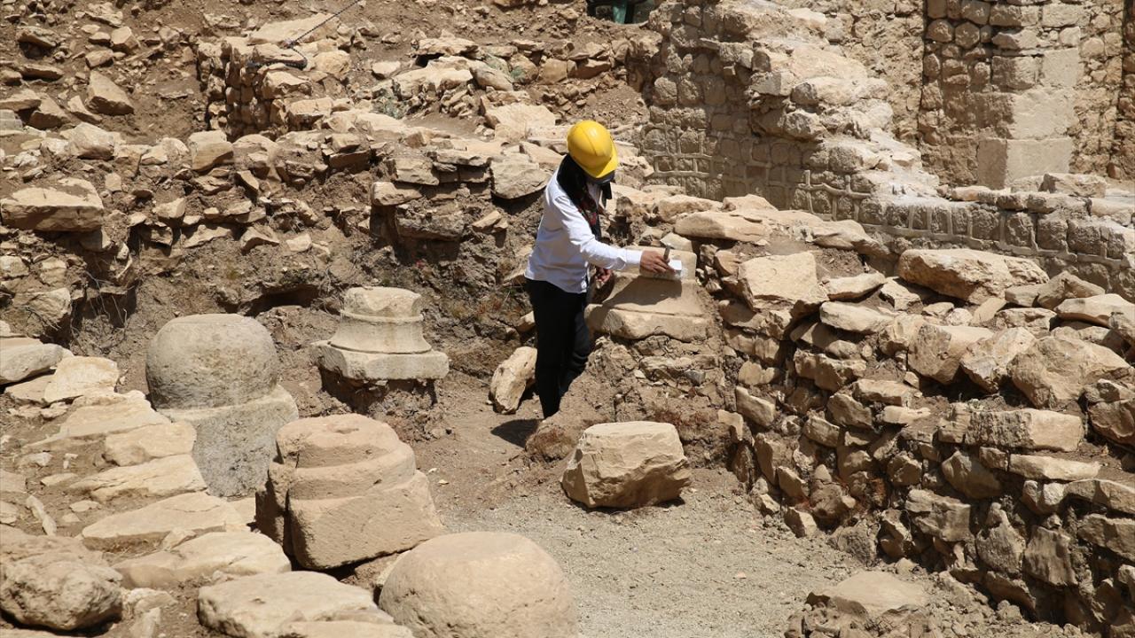 Arkeolojik kazılar, 124 mezarın tespit edildiği kilisenin tarihini değiştiriyor