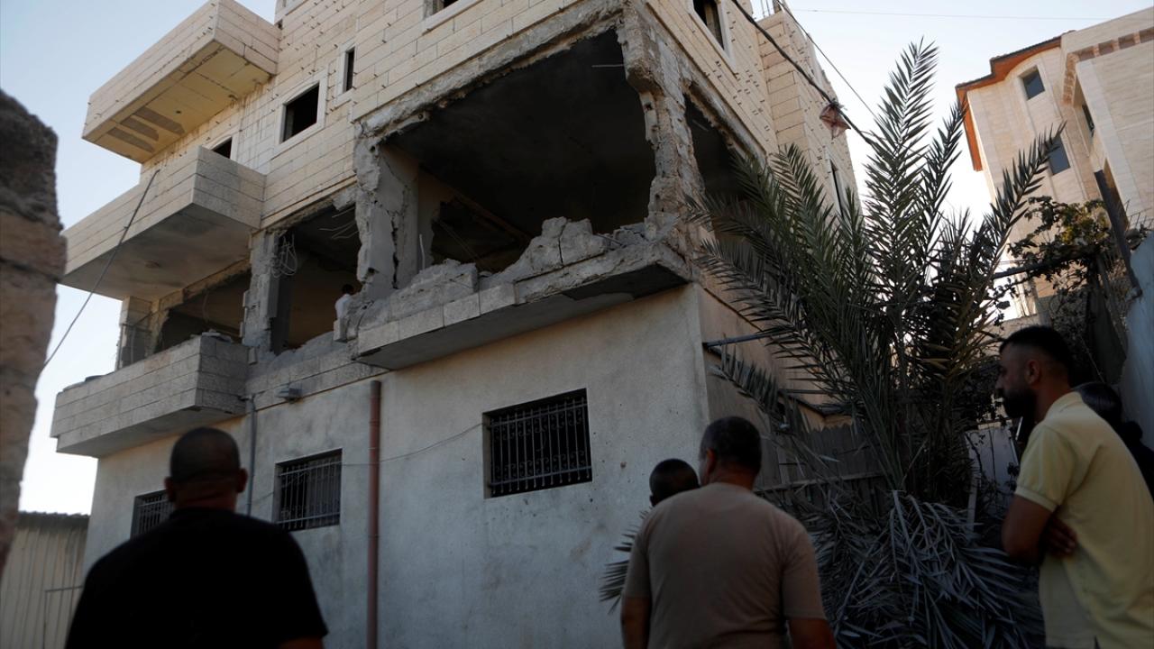 Soykırımcı İsrail ordusu hapisteki Filistinlinin Batı Şeria'daki evini yıktı