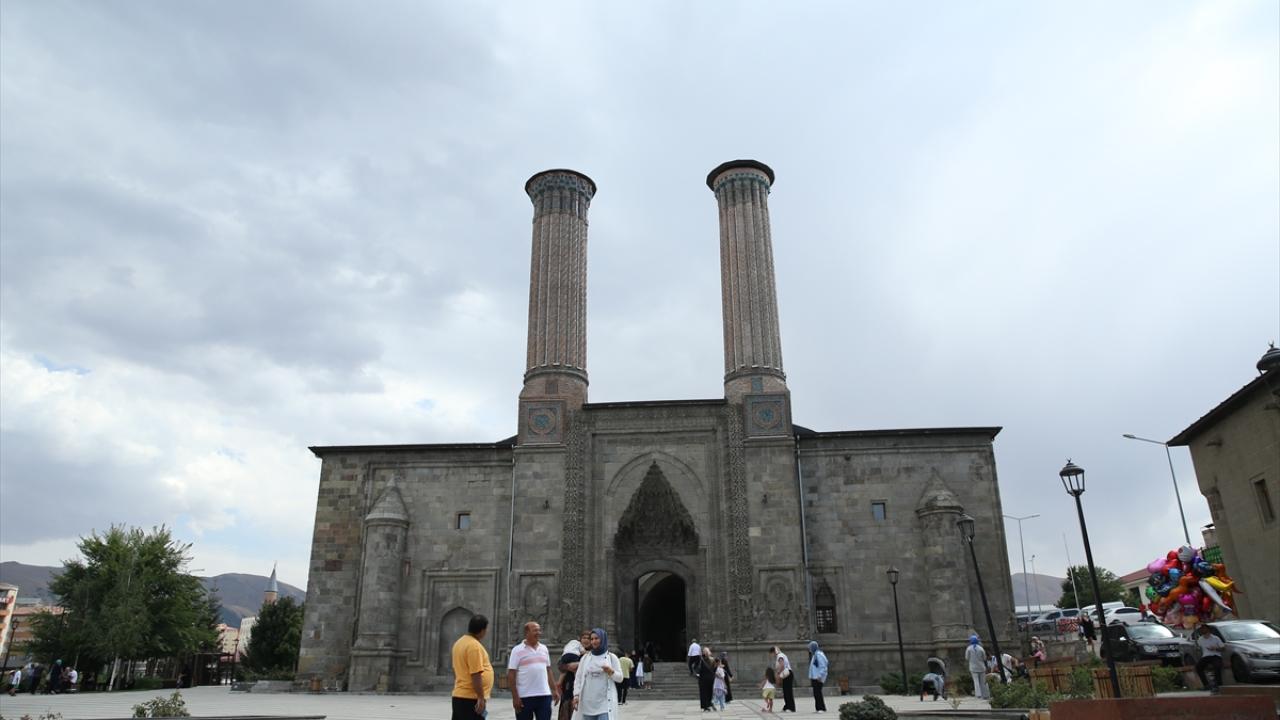 Erzurum'un "başkent" ünvanları ve serinliği yaz turizmini canlandırdı