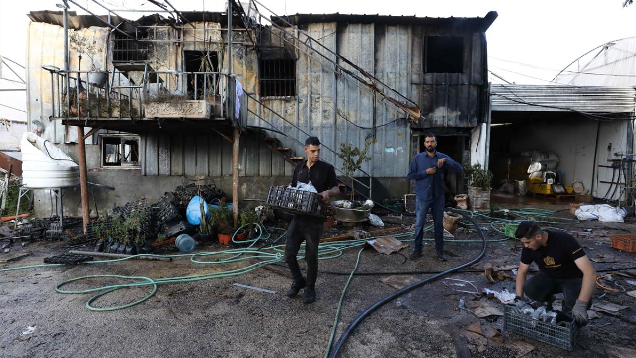 İşgalci İsrailliler Batı Şeria'da bir Filistinlinin evini yaktı