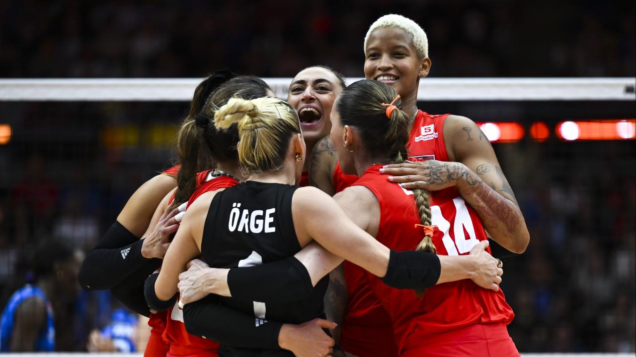 Kabine üyeleri, A Milli Kadın Voleybol Takımı'nı tebrik etti