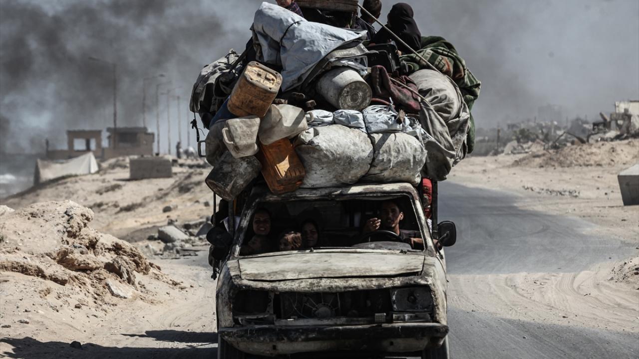 Gazze’nin kuzeyindeki Filistinliler göçe etmeye devam ediyor