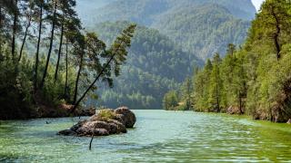 Karacaören 2 Baraj Gölü kartpostallık görüntüler sunuyor