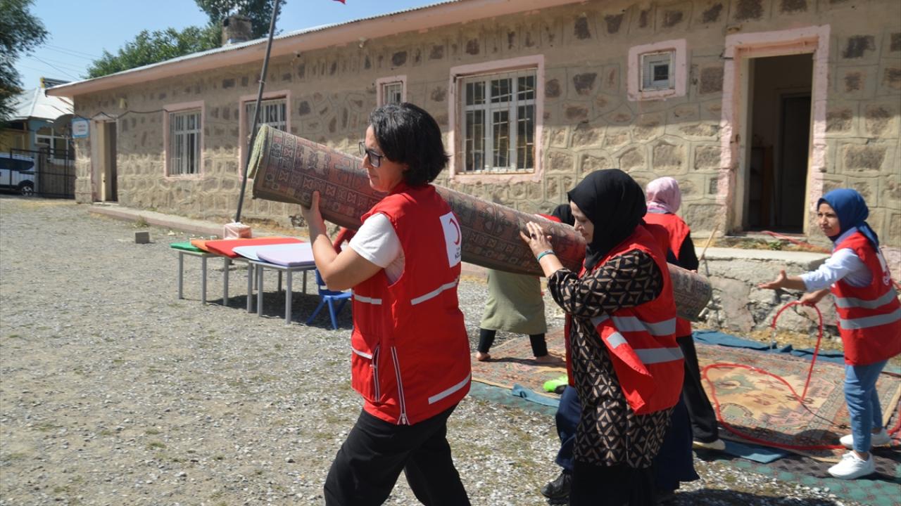 Türk Kızılay gönüllüleri Muş'taki köy okulunu öğrenciler için yeniledi