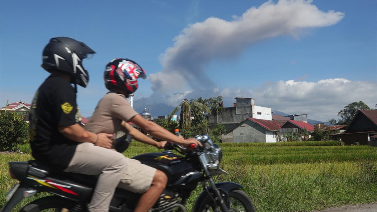 Endonezya'daki Marapi Yanardağı yeniden kül püskürttü