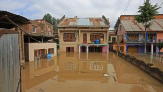 Keşmir'de şiddetli yağışlar nedeniyle sel baskını