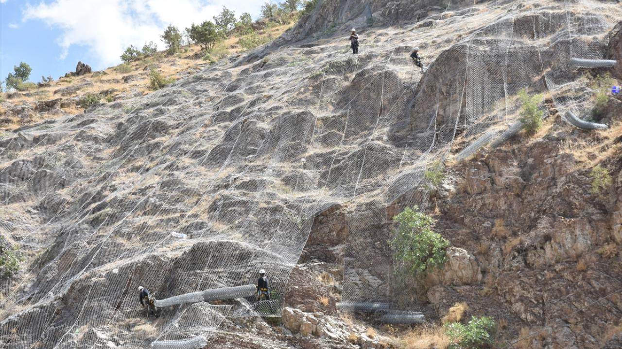 AFAD, Şırnak'ta mahalle sakinlerini korumak için kayalık yamacı çelik ağlarla örüyor
