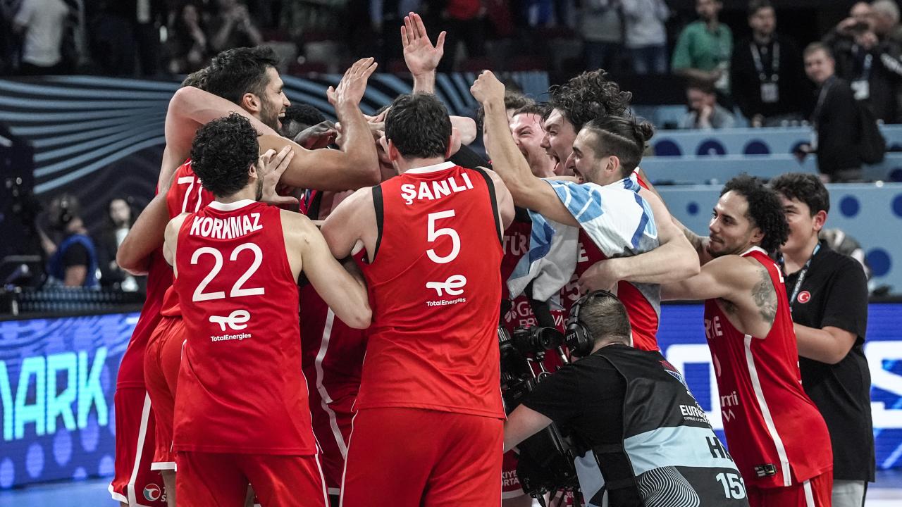 Finale yükselen 12 Dev Adama tebrik yağdı