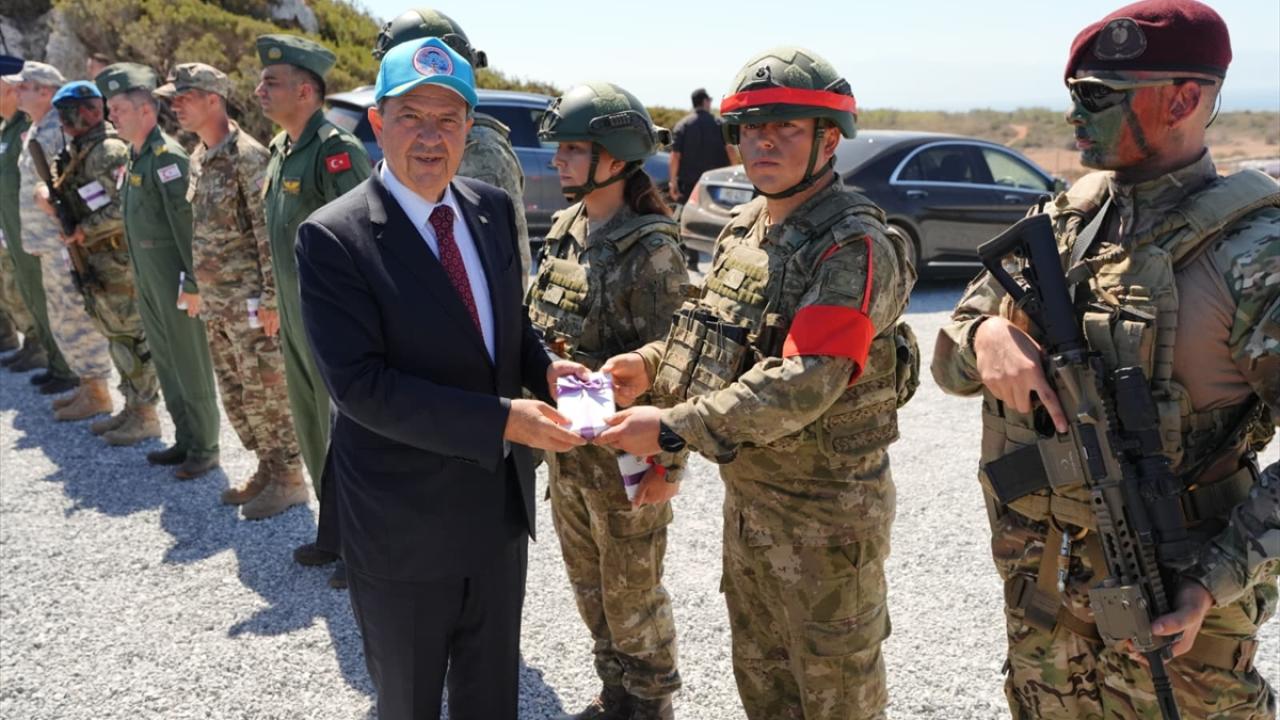 Komandolar taşıdıkları bayrakları Cumhurbaşkanı Tatar`a sundu