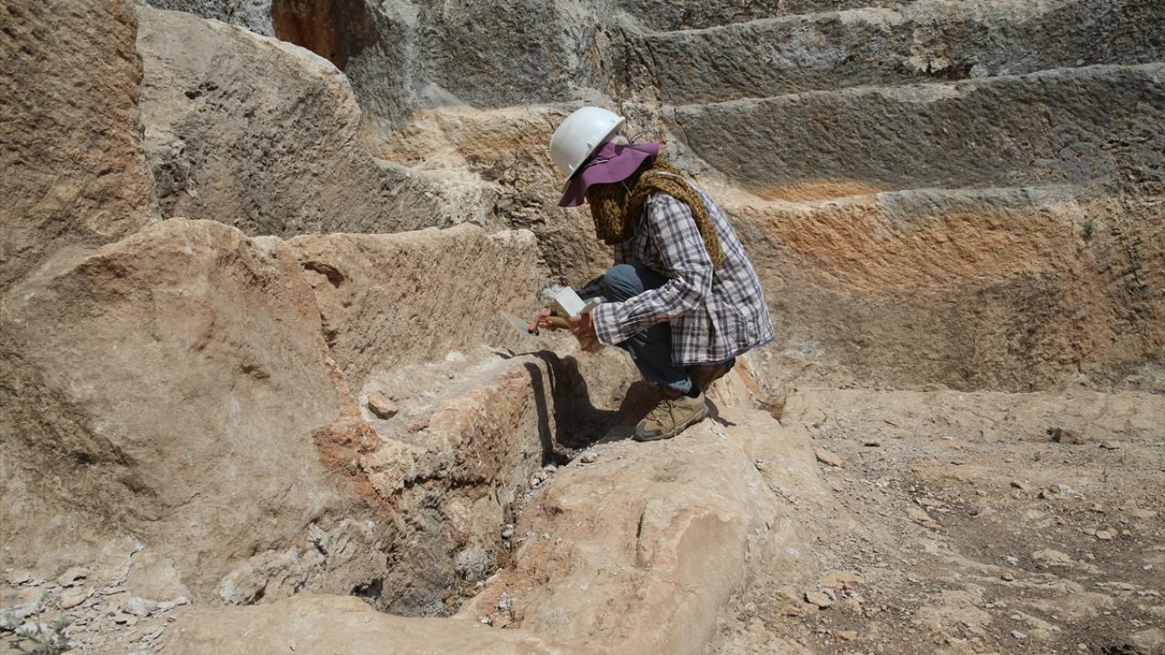 "Mezarların içinde `ölü hediyeleri` ortaya çıktı"