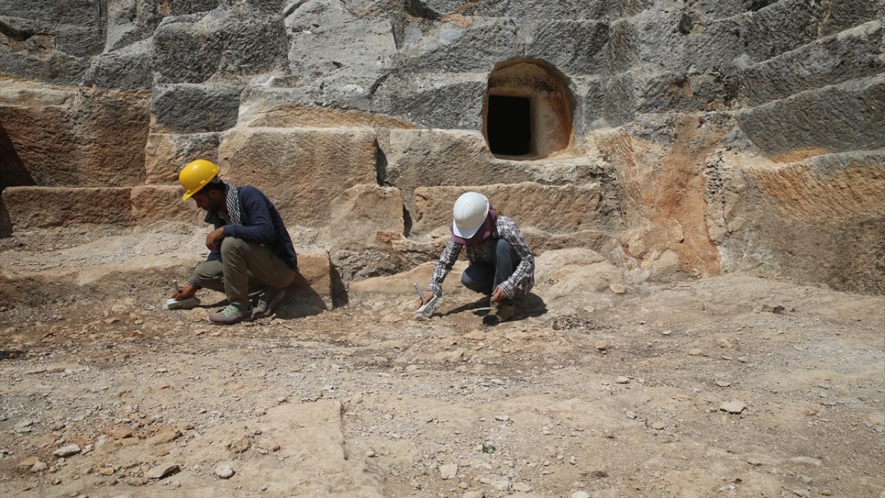 Kemikler teknik ekip tarafından inceleniyor