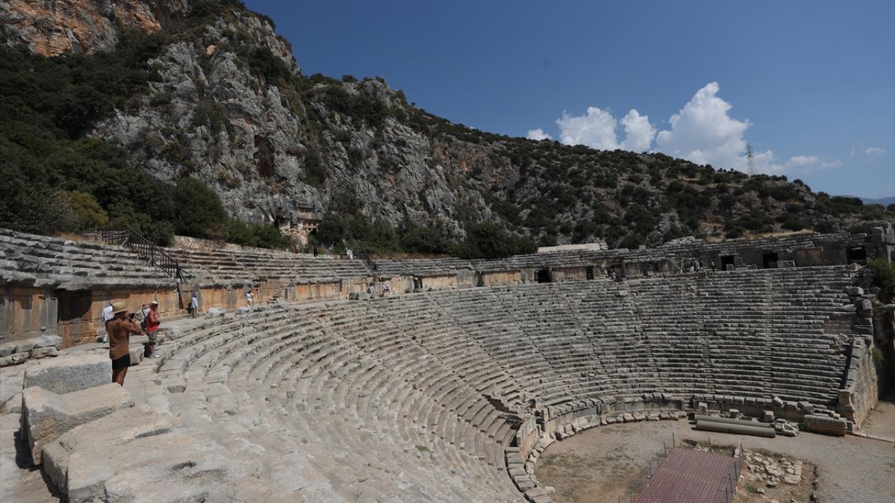 "Demre`nin altında 1,5-2 kilometre çapında büyük bir antik kent yatıyor"