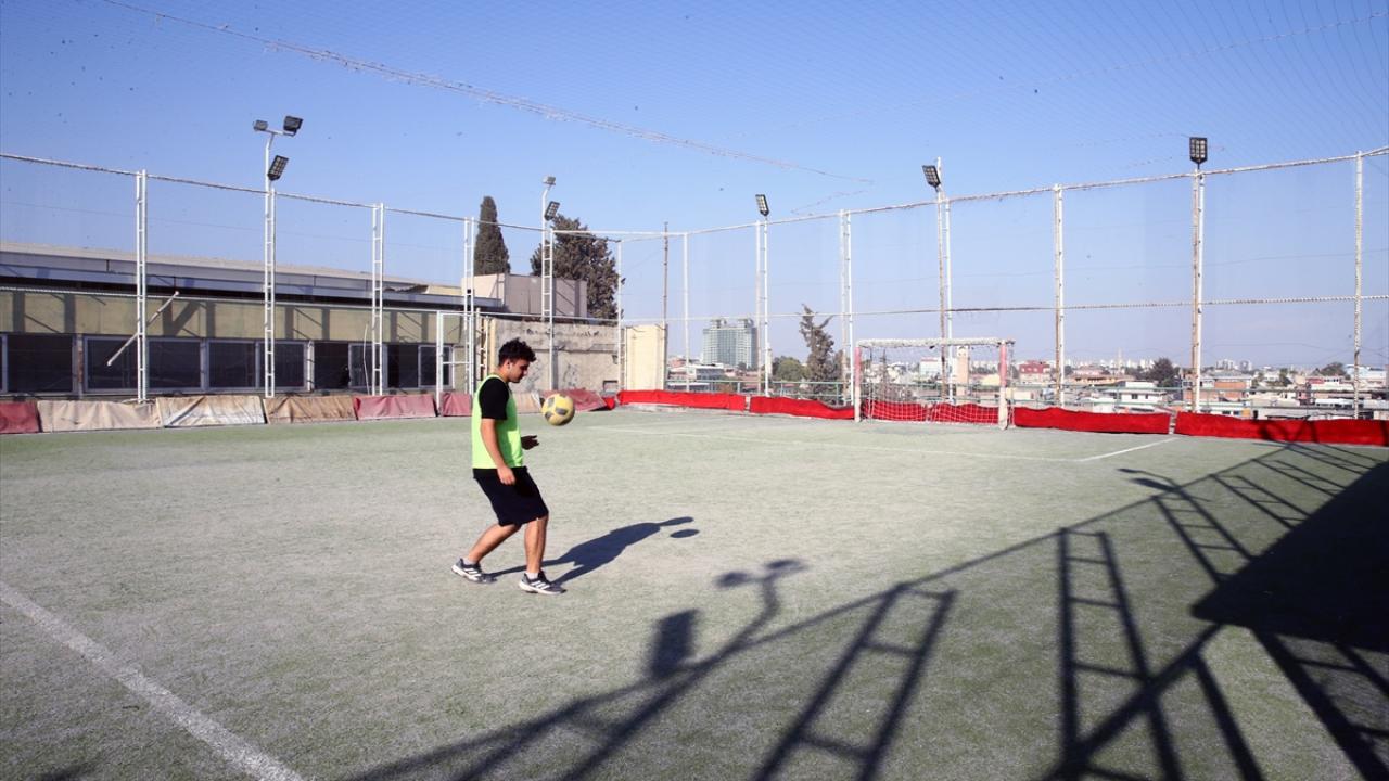 Kent manzarasında futbol oynuyorlar