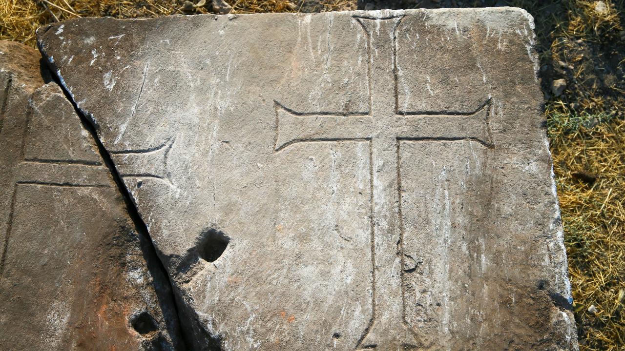 3 haç motifli mermer blok bulundu