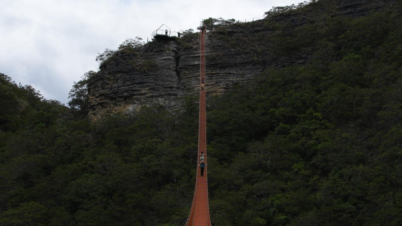 Kolombiya'daki El Hayal Ekopark'ta köprüler ve mağaralar ziyaretçileri ağırlıyor