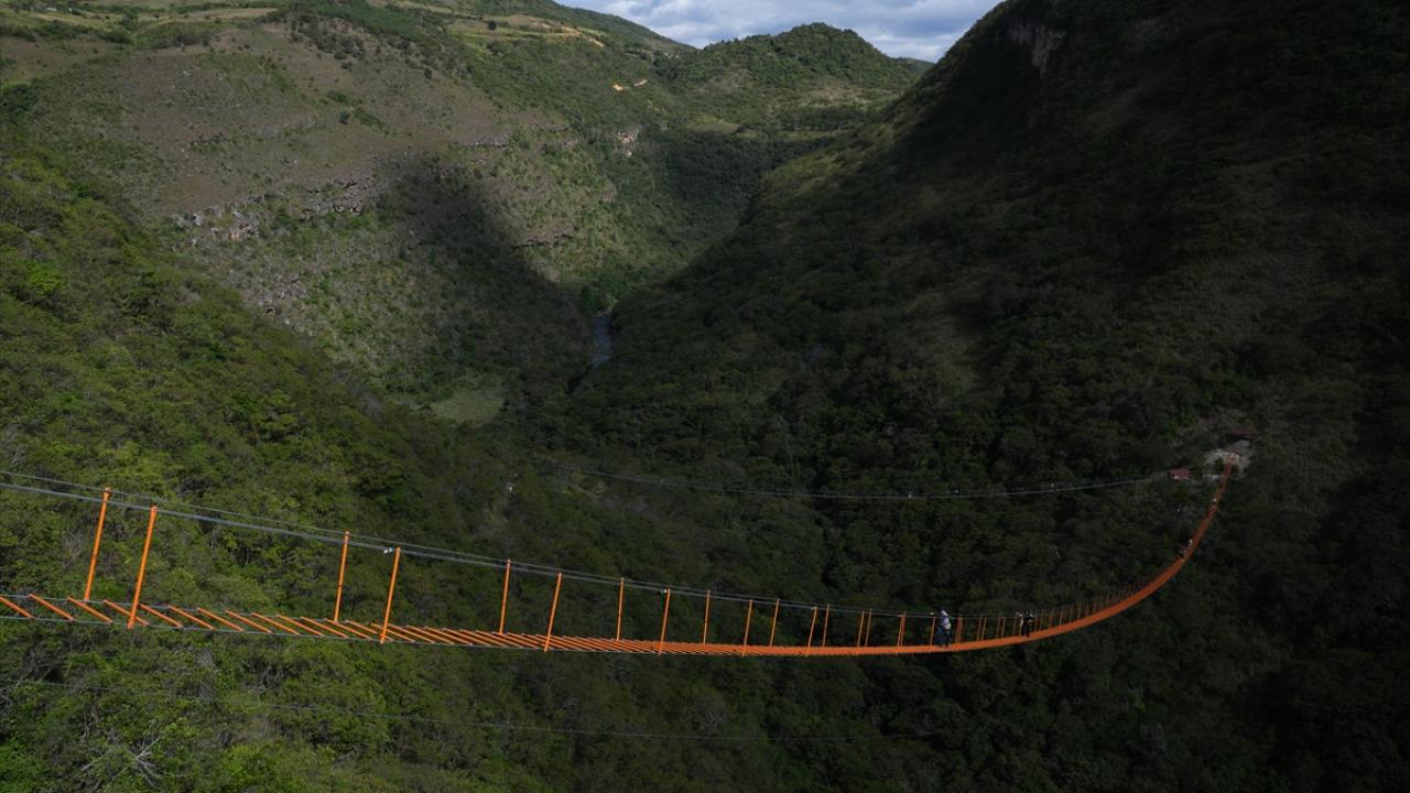 Kolombiya'daki El Hayal Ekopark'ta köprüler ve mağaralar ziyaretçileri ağırlıyor