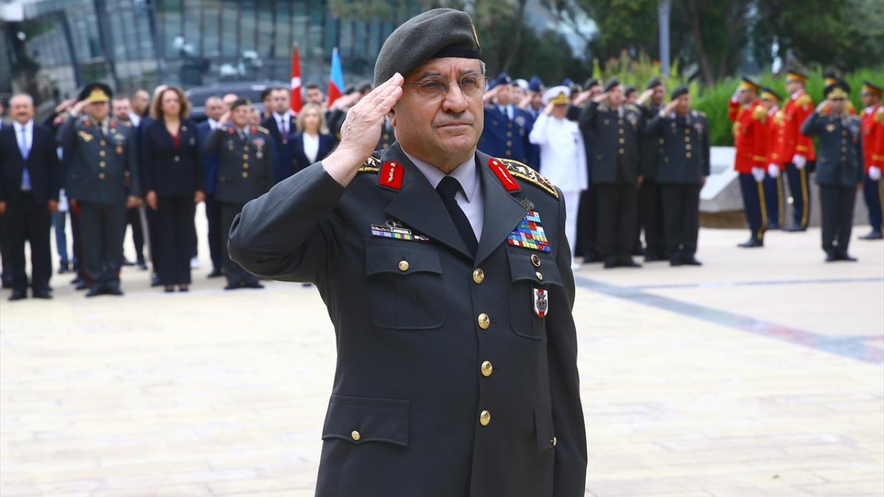 Orgeneral Bayraktaroğlu, şehitlik defterine şunları yazdı: