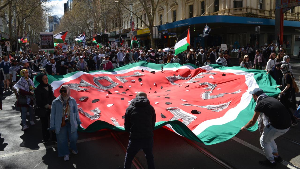 Avustralyalılar, katil İsrail’in Gazze’ye saldırılarını 100 haftadır protesto ediyor
