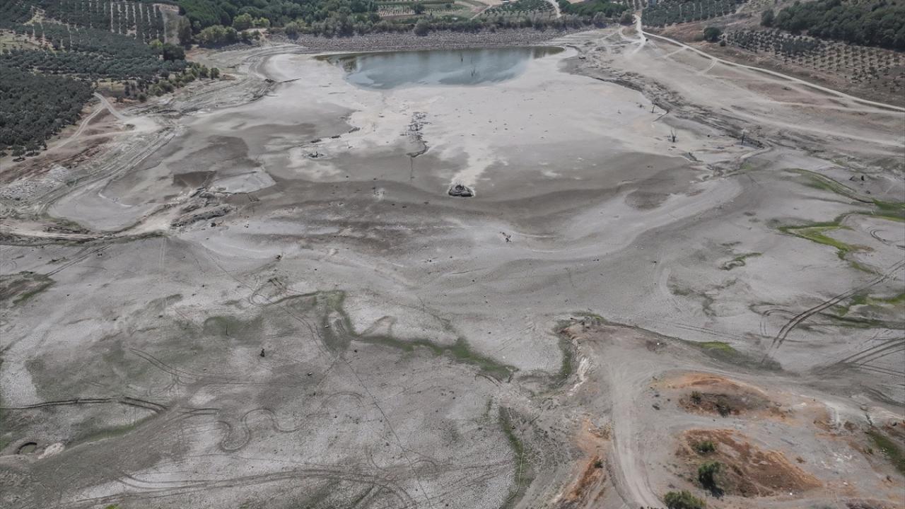 Bursa'da tarım arazilerini besleyen göletin suyu metrelerce çekildi