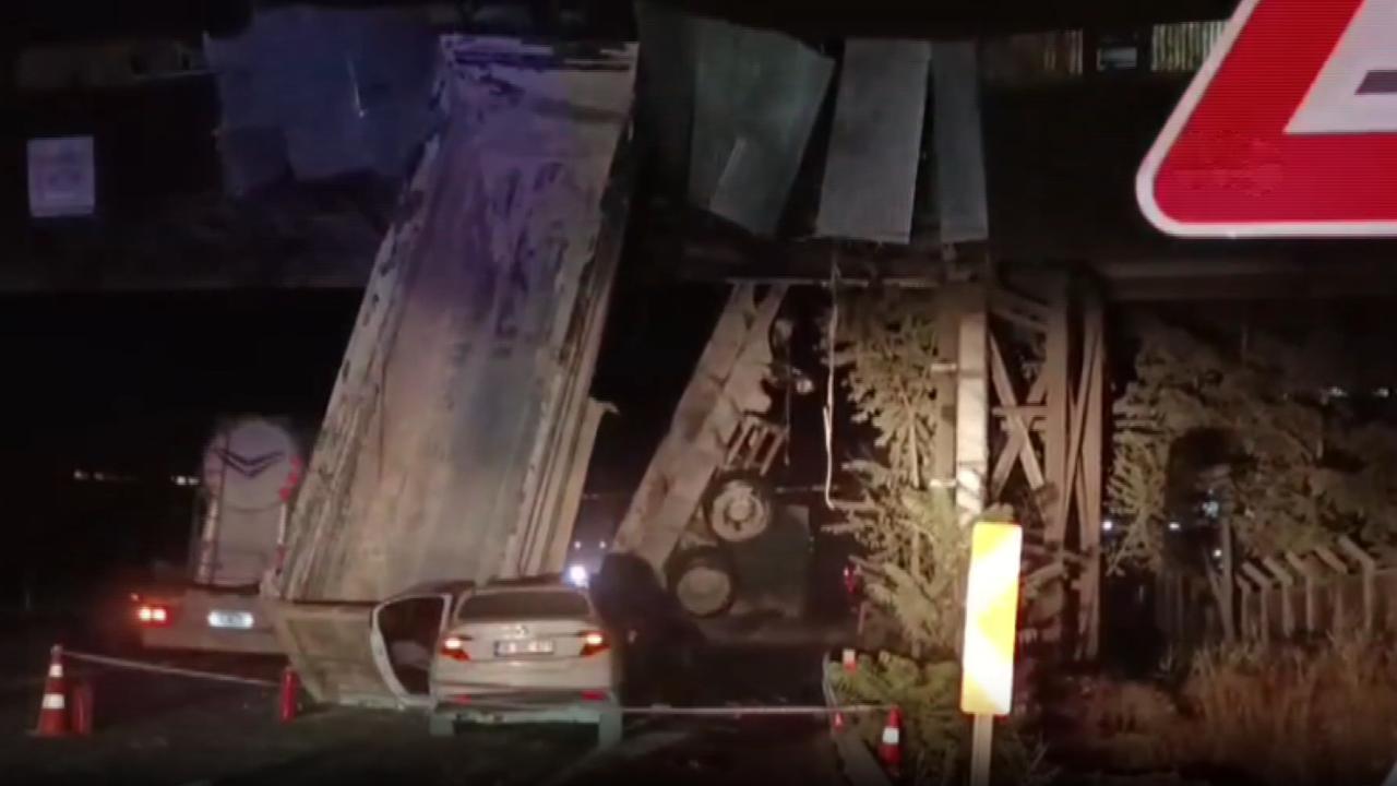 Ankara'da damperi açılan kamyona otomobil çarptı: 1 ölü, 3 yaralı