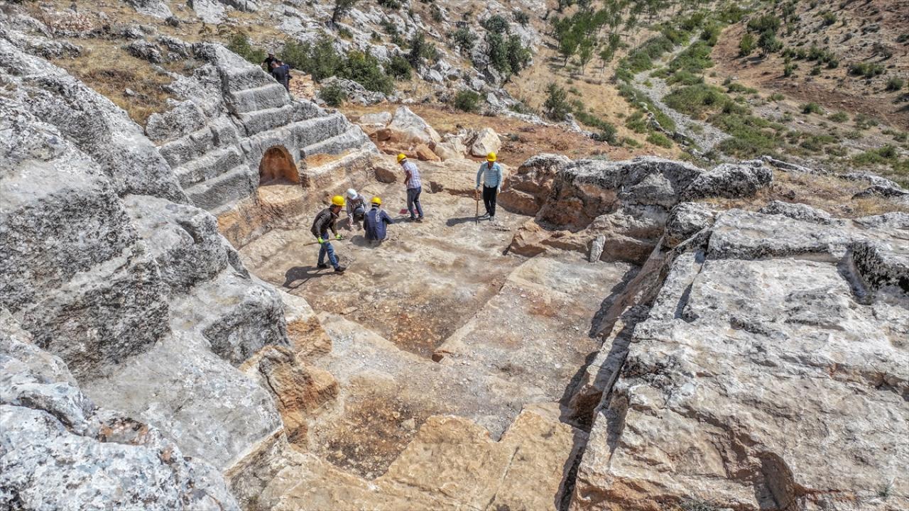 Diyarbakır'da eski taş ocağındaki arkeolojik kazıda 112 mezar bulundu