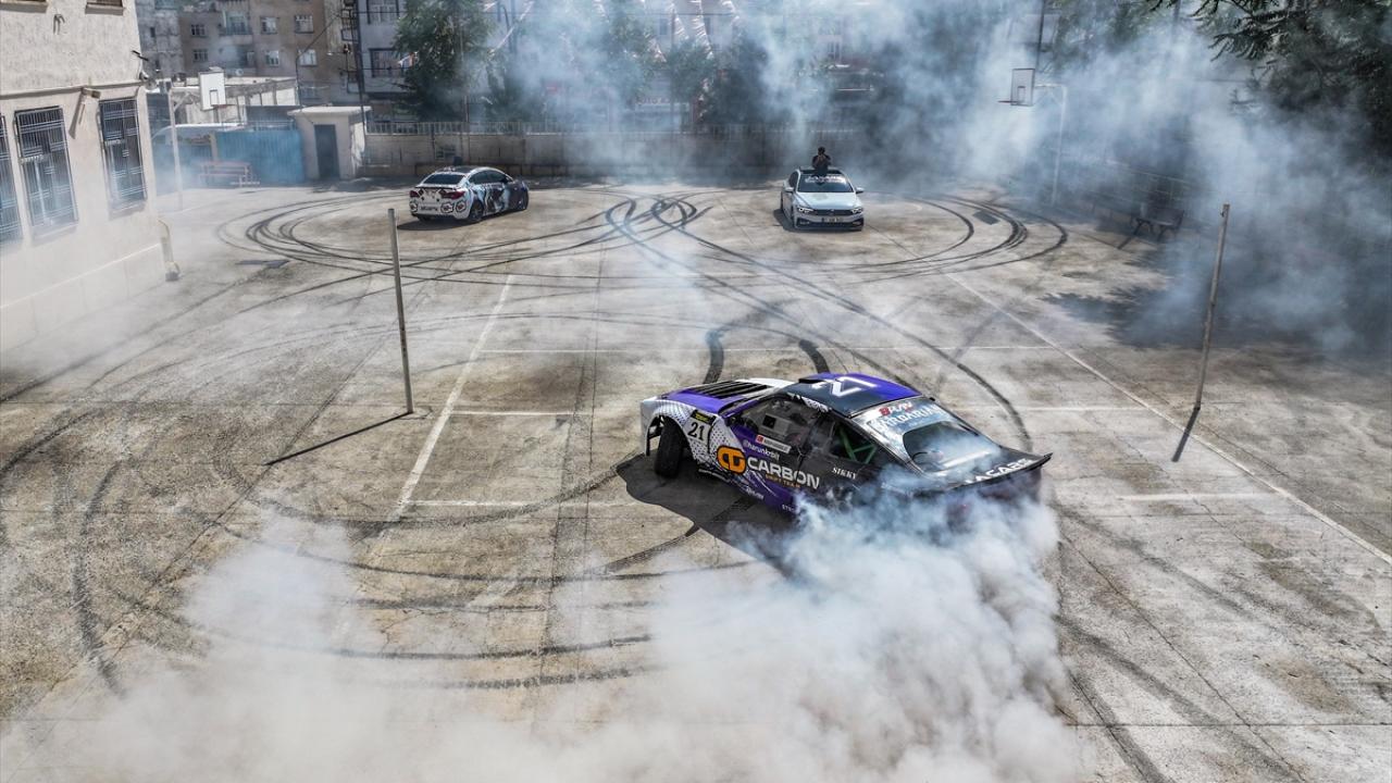 "Yollarda değil, pistlerde güvenli drift" sloganıyla gençlerle buluşuyor